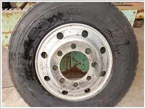 回収できるトラックタイヤの例 アルミホイール付きのトラックタイヤ